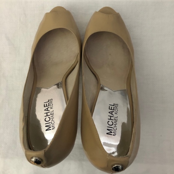 MICHAEL Michael Kors Nude/Tan Peep Toe Heel. Size 8 - Picture 2 of 8